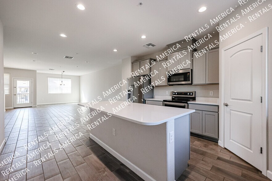 Building Photo - 1255 N Arizona Ave