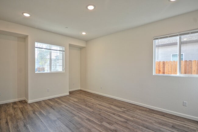 Building Photo - Newer home with solar AVAILABLE NOW!