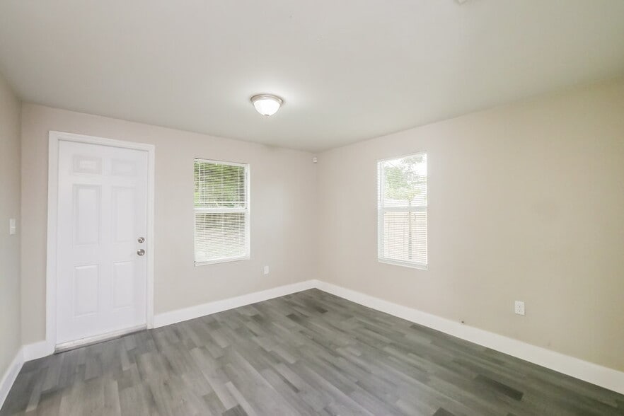 Building Photo - 1115 N Andrews Ave