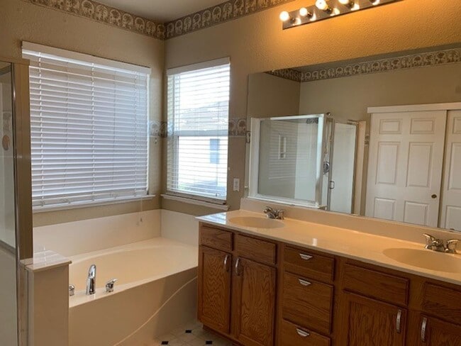 Building Photo - Big, Beautiful, Two Story Home in North Natomas