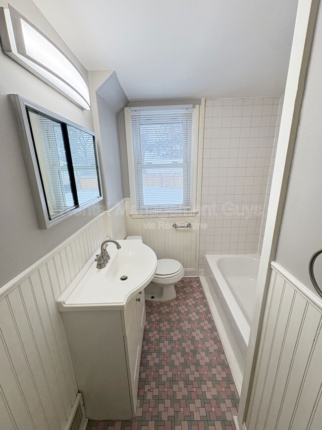 Building Photo - 3546 N Vincent Ave