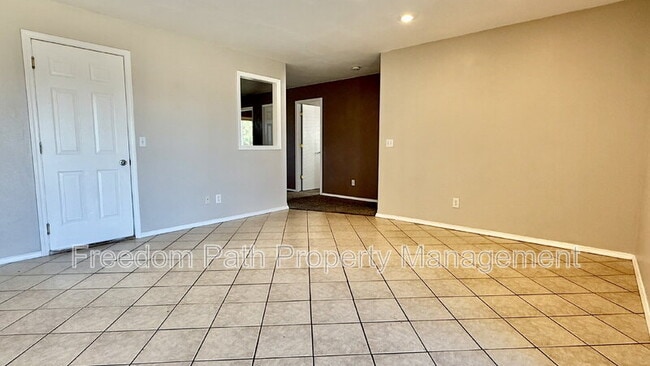 Building Photo - 13904 Cassia St