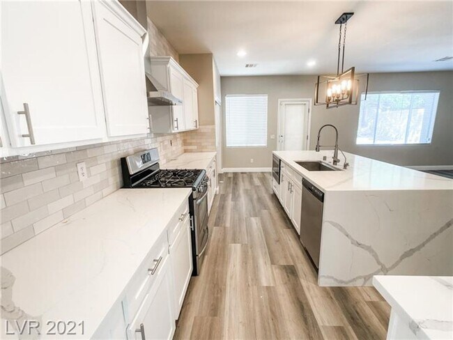 Building Photo - Coming Soon 8/1/25 - Beautiful Summerlin P...