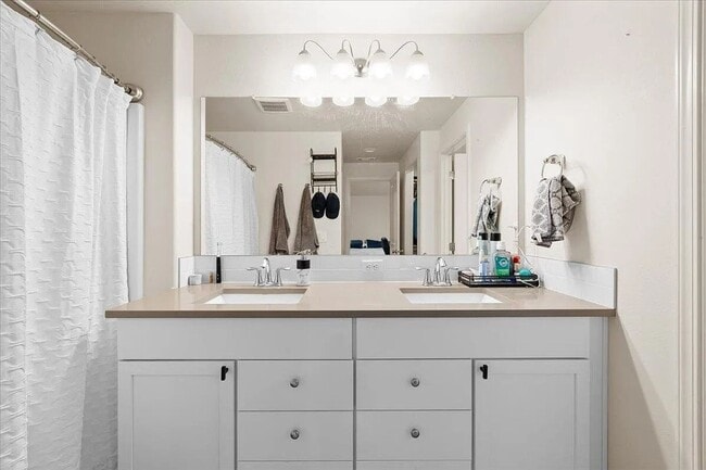 Building Photo - LIGHT FILLED OPEN LAYOUT SINGLE LEVEL HOME