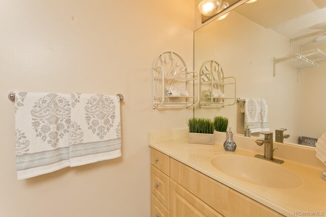 Building Photo - 3805 Kanaina Ave