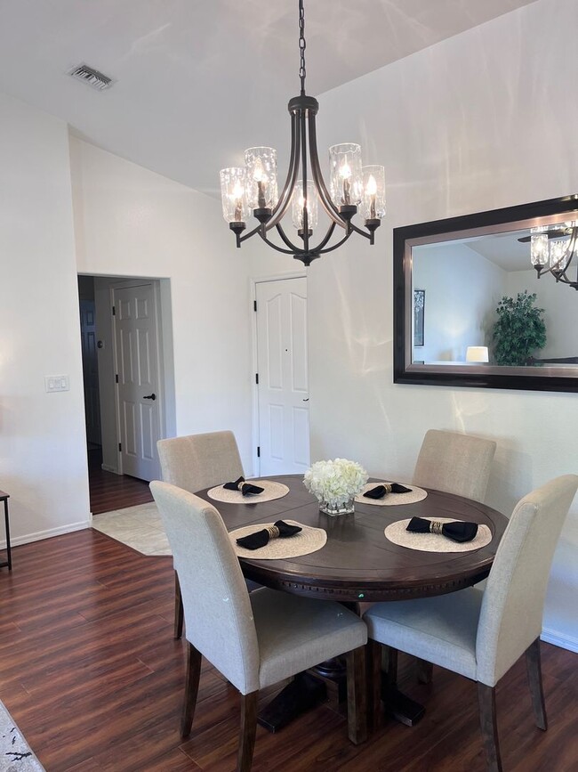 Building Photo - Sun City - Short Term Rental - Fully Furnished