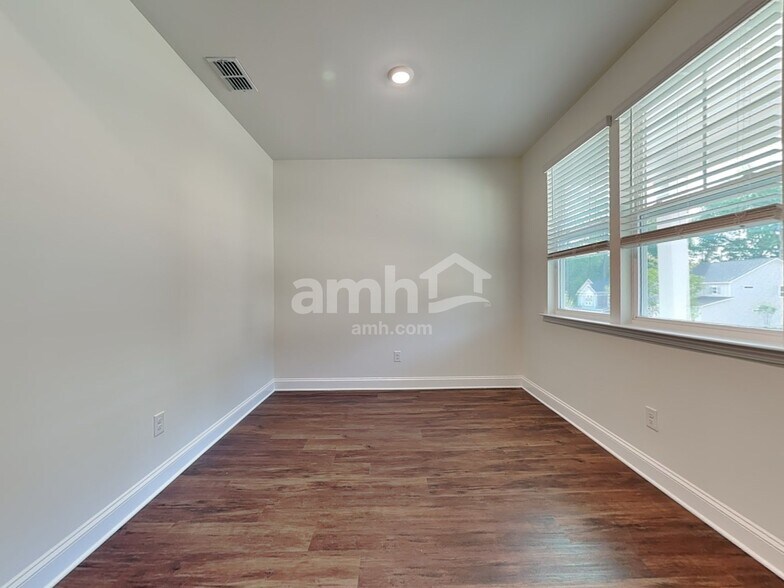 Building Photo - 633 Rivermist Dr