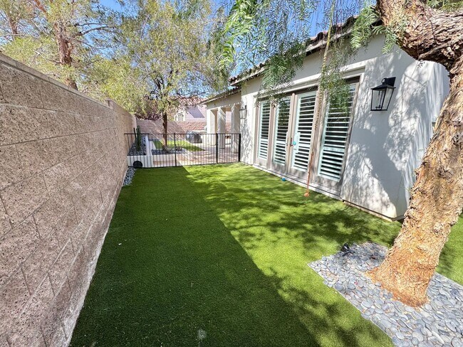 Building Photo - Southern Highlands Gem | 3 Bed, 2.5 Bath w...