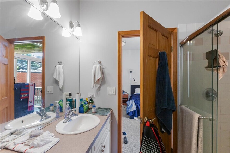 Building Photo - 2338 N Greenview Ave