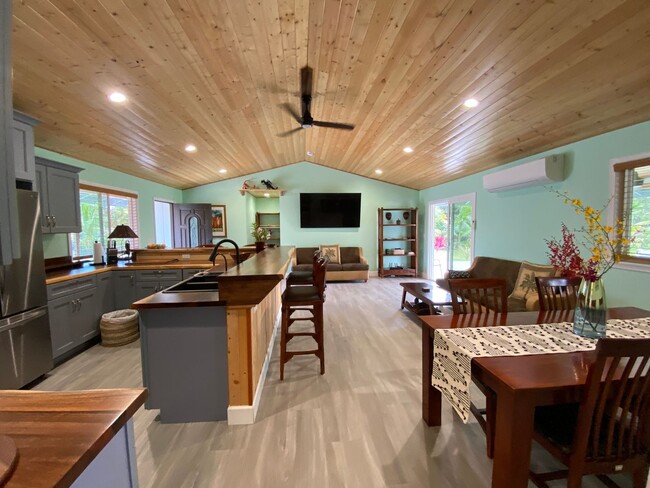 Building Photo - 3-Bed, 2-Bath Custom Furnished Home-Turn K...