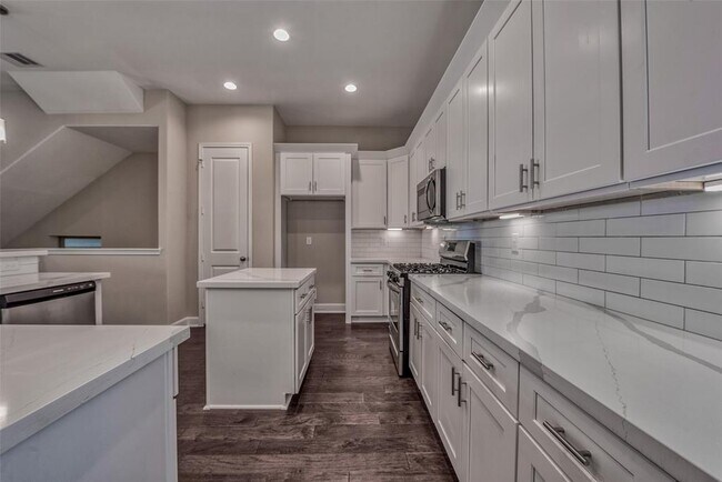 Building Photo - 4135 Du Pont St
