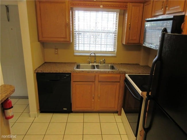 Building Photo - 803 W Oakland Park Blvd