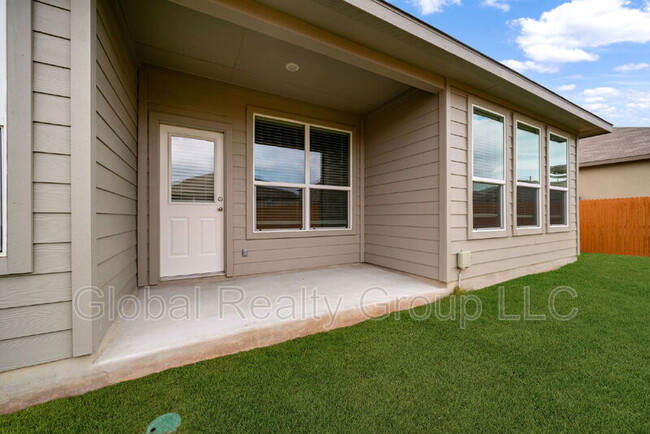 Building Photo - 548 Lilac Shls
