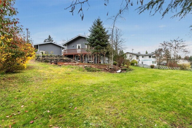 Building Photo - Beautiful 4 Bedroom Close to Everything!