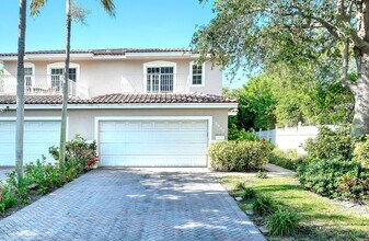 Building Photo - 2560 NE 11th St