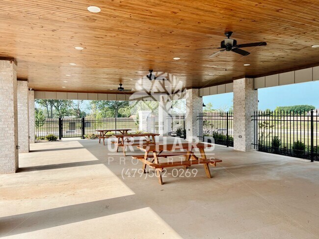 Building Photo - Single Family Home - Open-Concept Cedarwoo...