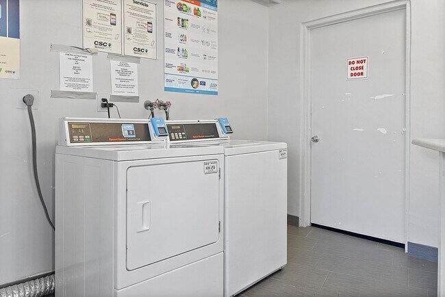 Building Photo - 1032 Lincoln B