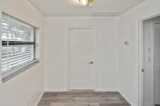 Building Photo - 1202 E 7th St