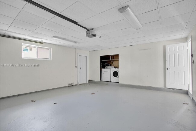 Building Photo - 612 SE 8th Ave