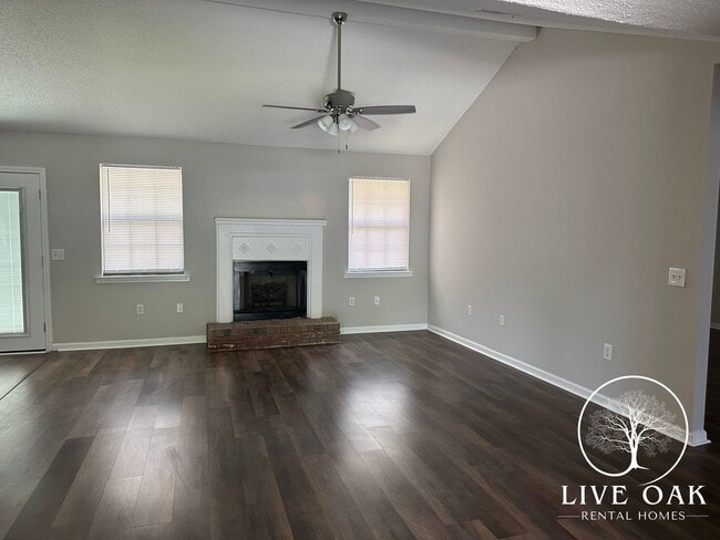 Building Photo - MOVE IN SPECIAL: $500 OFF 1ST MONTH'S RENT!**