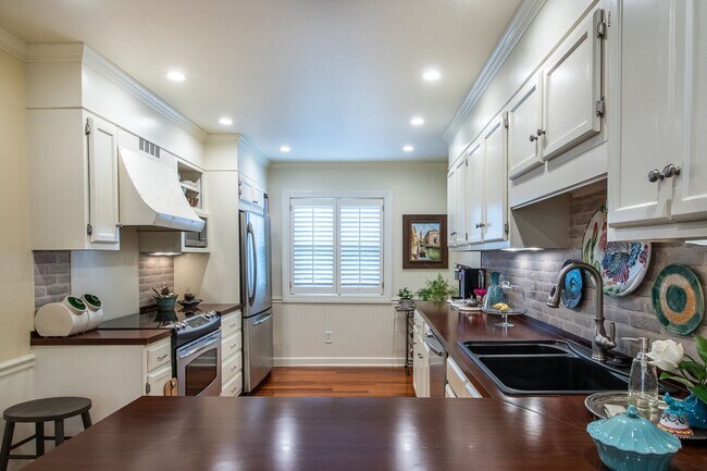 Building Photo - Immaculate Snee Farm Townhome for Rent!