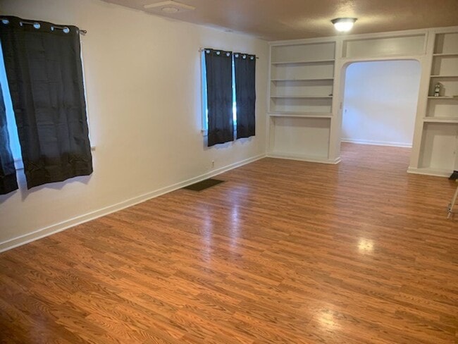 Building Photo - 4 Bed, 1 3/4 bath home on Pioneer Hill next to a park