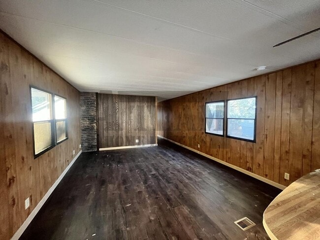 Building Photo - Spacious 2-bedroom, 1-bathroom home!