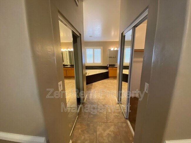 Building Photo - 426 S Burk St