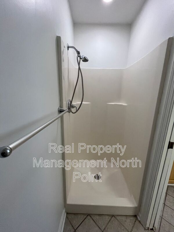 Building Photo - 889 Crew St SW