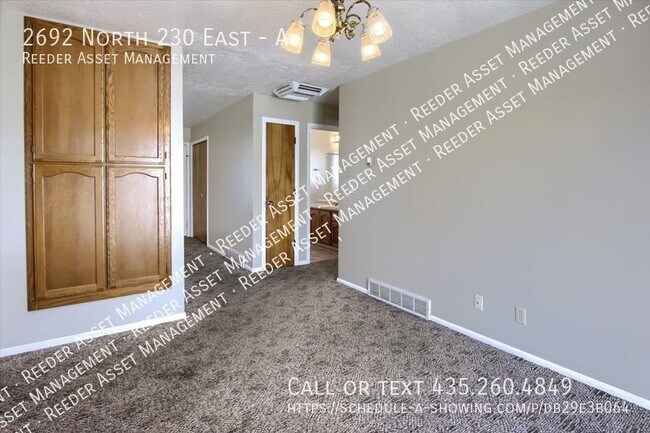Building Photo - Large 2 Bed/1 Bath Upstairs Apartment In N...