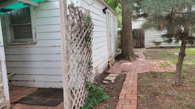 Building Photo - PRE-LEASING FOR September! Quiet Quaint Pr...
