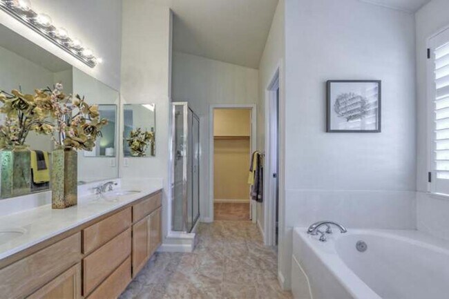 Building Photo - Gorgeous Home | Desirable Location | A/C