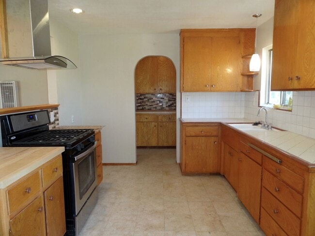 Building Photo - Single-Story Home on a Spacious Corner Lot Near Westgate
