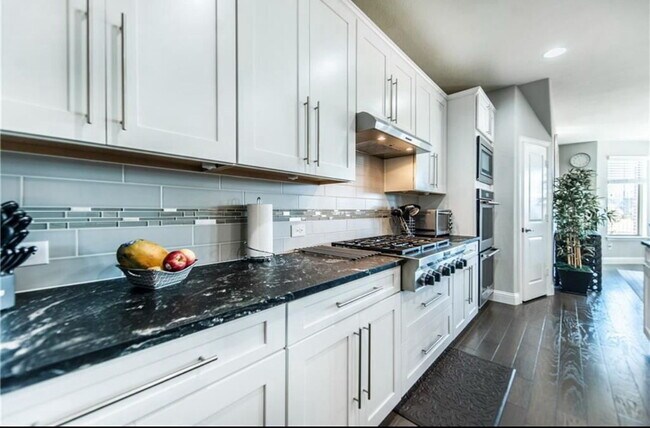 Building Photo - Beautiful, exquisite home in the heart of ...