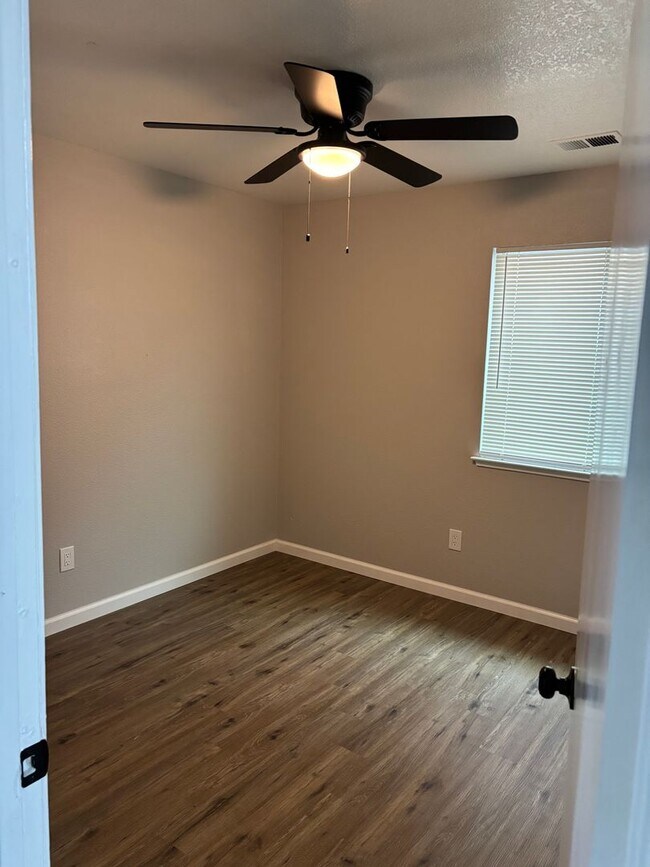 Building Photo - 3 B/D 2 BA HOME WITH AN OFFICE IN YUBA CITY AVAILABLE NOW!