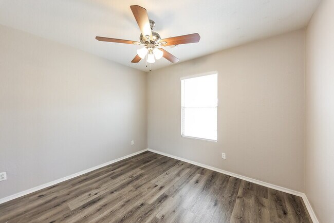 Building Photo - 1222 E Grove St