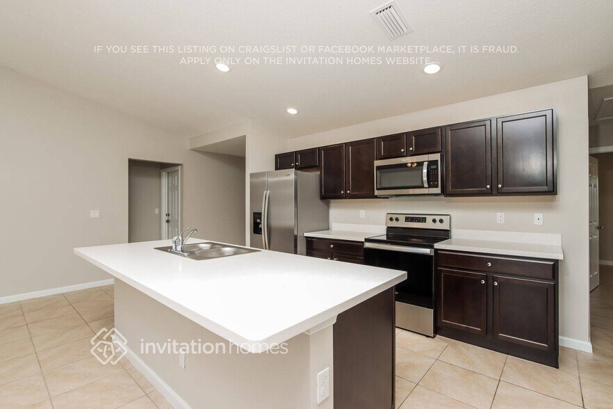 Building Photo - 555 NW North Macedo Blvd