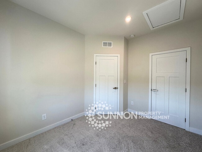 Building Photo - Spacious 3-Bedroom Townhome in a Prime Location