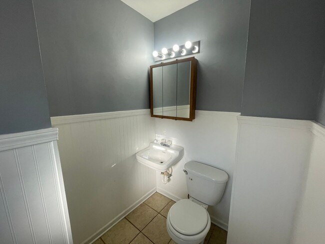 Building Photo - 3BD/1.5BA in Gary Available Now