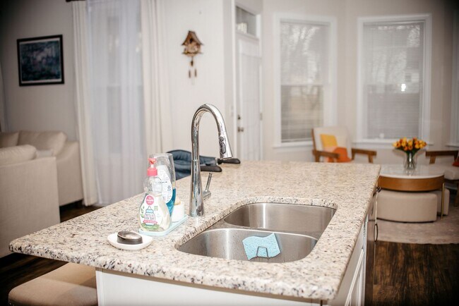 Building Photo - 220 Callie Dr