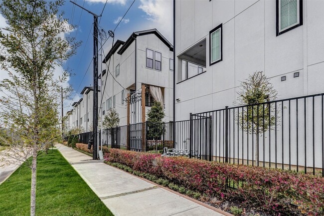 Building Photo - 2802 Grand Fountains Dr