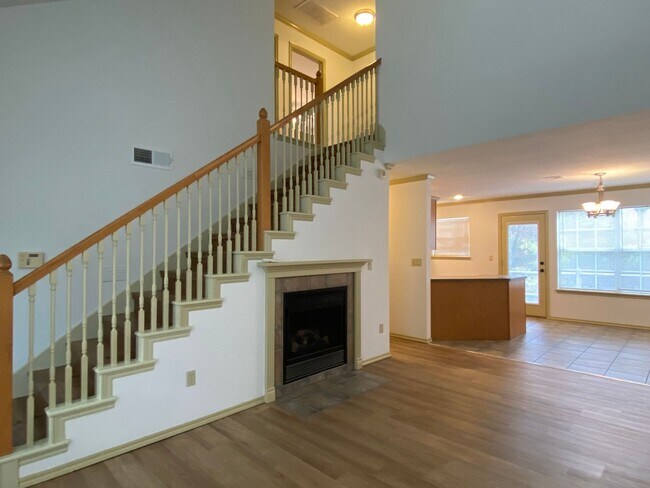 Building Photo - 4 Bedroom With Downstairs Master Bed