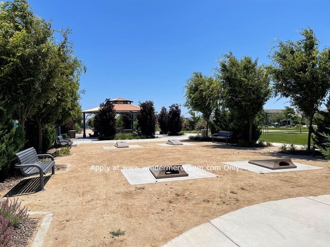 Building Photo - 4 BDRM 3 BA Bright Home with Open Kitchen ...