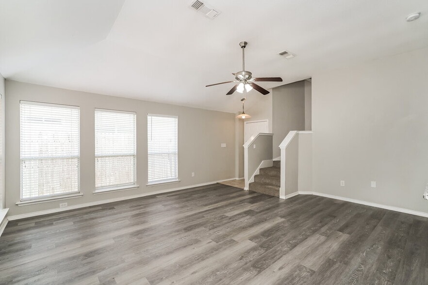 Building Photo - 809 Pace Dr