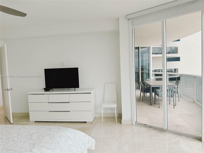 Building Photo - 17555 Collins Ave