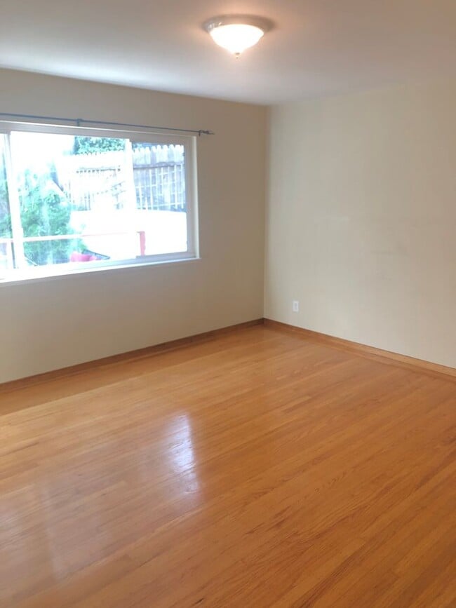 Building Photo - 2565 Greenwich St