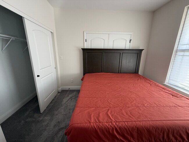 Building Photo - 156 Far Meadow Dr