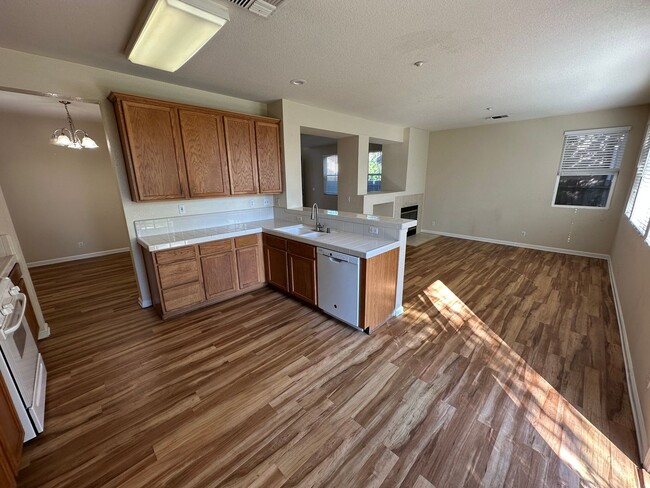 Building Photo - 3 Bed 2.5 Bath Single Family Home In Brent...