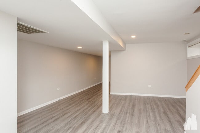 Building Photo - 845 W Lawrence Ave