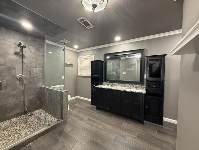 Building Photo - 3403 Thomas Ave